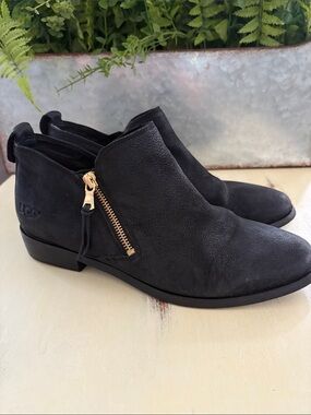 UGG Black Leather Side Zip Ankle Boots Women’s Size 10